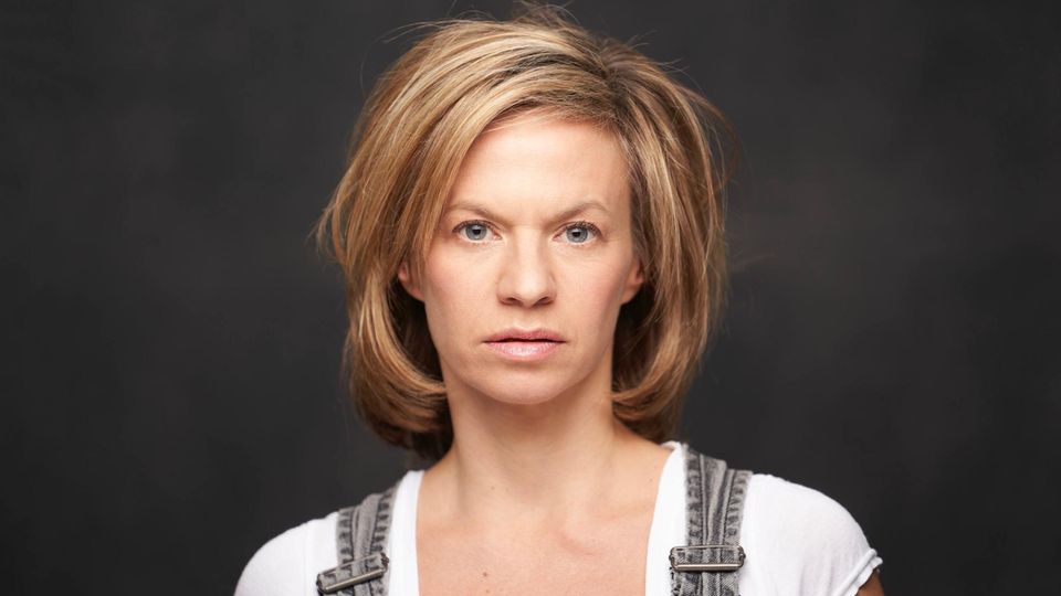 Samenspende Christiane Dollmann Schauspielerin Christiane Dollmann blickt mit ernstem Gesichtsausdruck in die Kamera
