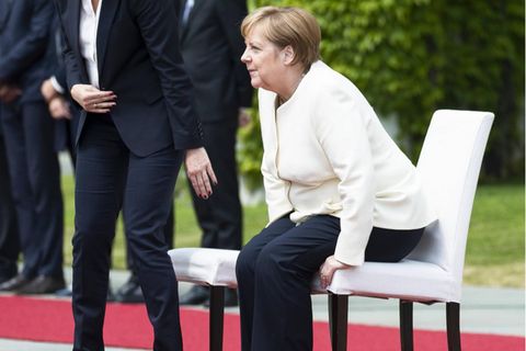 Angela Merkel: Normalerweise nahm sie die Nationalhymne im Stehen zur Kenntnis, 2019 musste sie sich mehrfach hinsetzen.