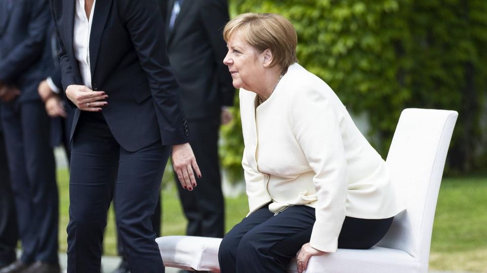 Angela Merkel: Normalerweise nahm sie die Nationalhymne im Stehen zur Kenntnis, 2019 musste sie sich mehrfach hinsetzen.