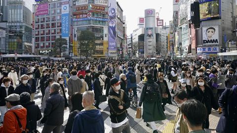 Japan: Passanten auf der berühmten Shibuya-Kreuzung in Tokio