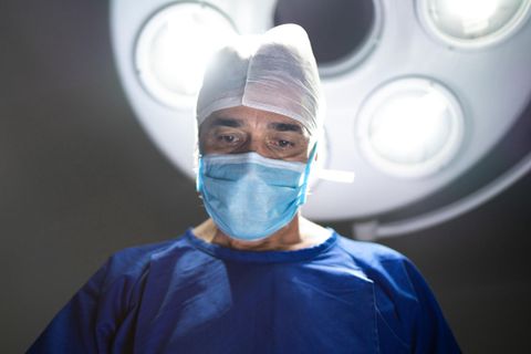 Fokussierter Chirurg, der an einer Operation arbeitet
