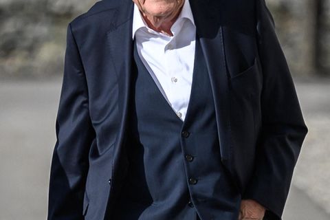 Sepp Blatter lachend auf dem Weg zur Verhandlung, dann bat er wegen gesundheitlicher Probleme um die Verschiebung seiner Aussage