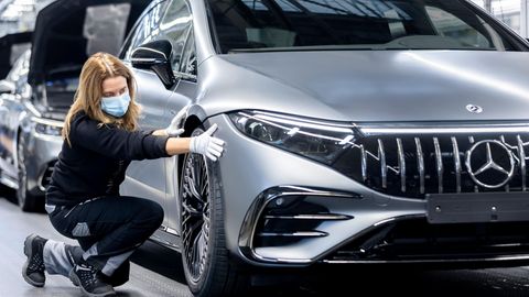 Eine Mitarbeiterin fertigt ein Modell Mercedes-AMG EQS im Werk Sindelfingen an