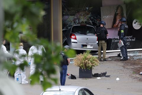 Renault Clio nach der Todesfahrt in einem Schaufenster einer Berliner Douglas-Filiale