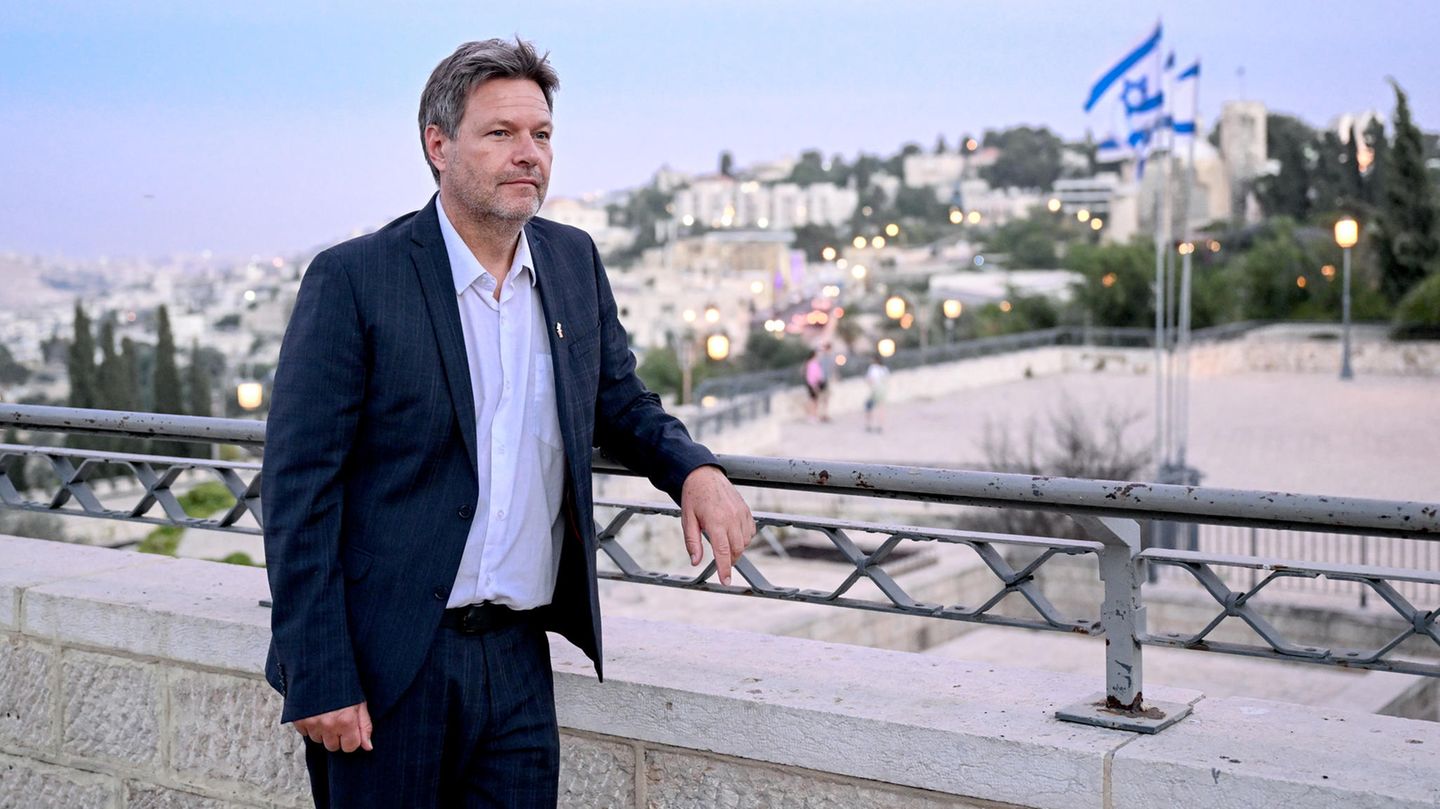 Robert Habeck bei einem Spaziergang durch Jerusalem