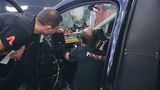 Das Umbauen der Autos erfolgt in aufwendiger 
Handarbeit