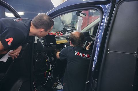 Das Umbauen der Autos erfolgt in aufwendiger 
Handarbeit