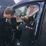 Das Umbauen der Autos erfolgt in aufwendiger 
Handarbeit