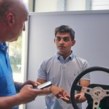 Paravan Junior-Chef Kevin Arnold (rechts) erklärt die 
Produktion