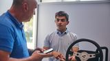Paravan Junior-Chef Kevin Arnold (rechts) erklärt die 
Produktion