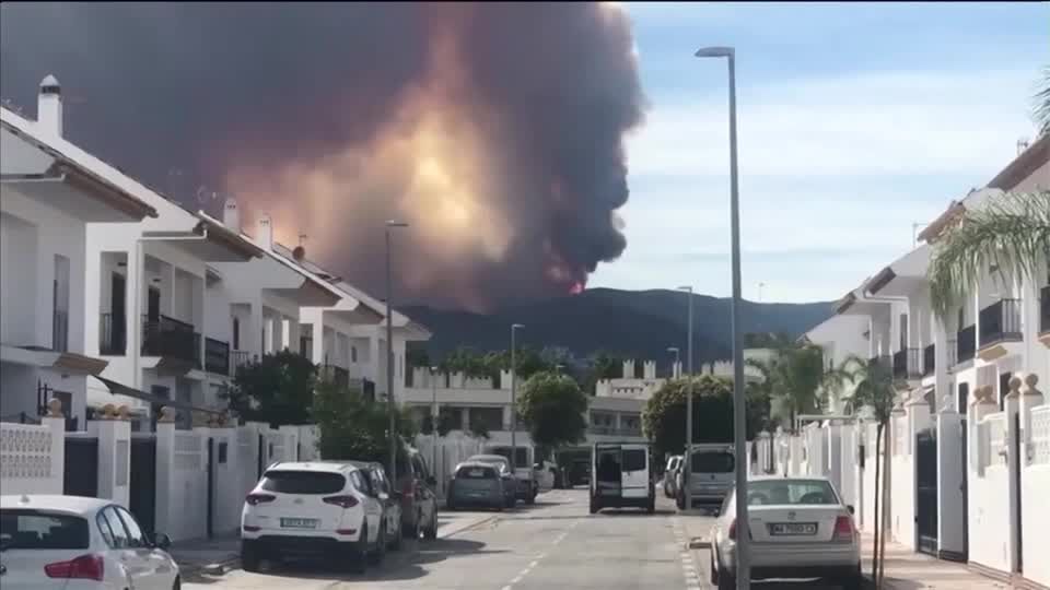 Video: Anwohner und Touristen fliehen vor Waldbrand im Süden Spaniens Video: Anwohner und Touristen fliehen vor Waldbrand im Süden Spaniens