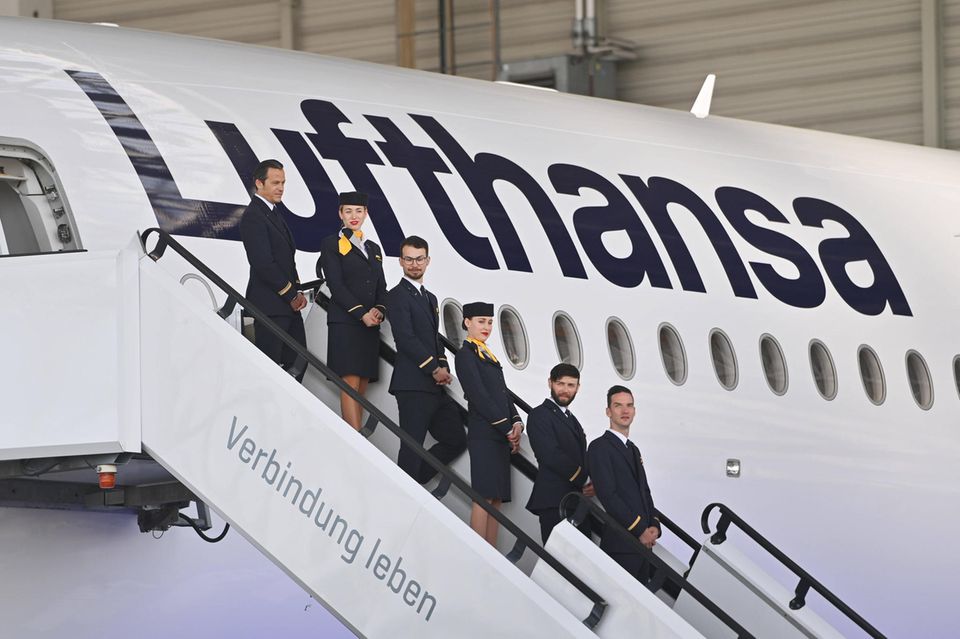 Lufthansa Airbus A350 and crew
