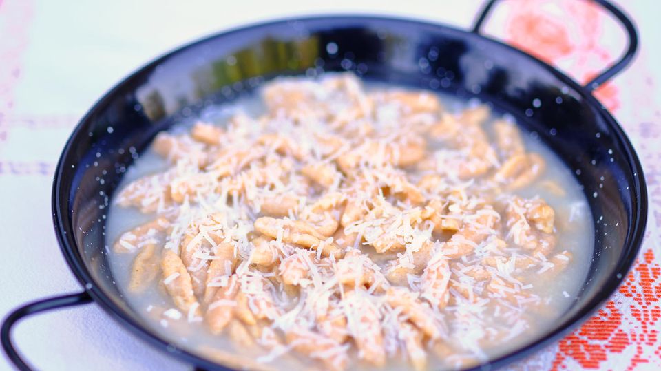 Kretische Nudeln – Skioufichtá      Zutaten:  Für den Teig:  200 g Vollkornmehl, 300 g Weizenmehl Type 550, 200 ml lauwarmes Wasser, 1 TL Salz, 3 EL Olivenöl, 2 EL Zitronensaft  Zum Kochen:  Salz, 2–3 EL Olivenöl  Zum Servieren  Olivenöl (oder Butter), Anthótiro-Käse (oder Feta), frisch gemahlener schwarzer Pfeffer      Zubereitung:      Alle Zutaten für den Teig verkneten und etwa 1 Stunde ruhen lassen. Anschließend gibt es für die Herstellung der Skioufichtá zwei ver- schiedene Methoden (wenn der Teig klebrig ist, mit etwas Mehl bestauben):  Für Variante 1 den Teig zu fingerdicken Teigrollen rollen und in 2–3 cm lange Stücke schneiden. Die Stücke mit drei Fingern platt drücken und durch eine leichte Rollbewegung zu kleinen Bötchen formen.  Für Variante 2 den Teig stückweise dünn ausrollen und in etwa 3 × 3 cm große Rechtecke schneiden. Die Rechtecke über eine Ecke zu Röllchen aufrollen.  Die Nudeln leicht bemehlt etwa 1 Stunde trocknen lassen.  Anschließend reichlich Salzwasser in einem großen Topf zum Kochen bringen und das überschüssige Mehl von den Nudeln ent- fernen. Das Olivenöl sowie die Nudeln in das Wasser geben und die Nudeln etwa 10 Minuten kochen, bis sie aufsteigen.  Die Nudeln mit einer Schaumkelle abschöpfen und direkt auf den Tellern verteilen. Etwas Olivenöl oder Butter unterrühren. Das Gericht mit geriebenem Anthótiro-Käse und frisch gemahlenem Pfeffer bestreut servieren.