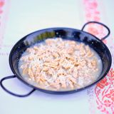 Kretische Nudeln – Skioufichtá      Zutaten:  Für den Teig:  200 g Vollkornmehl, 300 g Weizenmehl Type 550, 200 ml lauwarmes Wasser, 1 TL Salz, 3 EL Olivenöl, 2 EL Zitronensaft  Zum Kochen:  Salz, 2–3 EL Olivenöl  Zum Servieren  Olivenöl (oder Butter), Anthótiro-Käse (oder Feta), frisch gemahlener schwarzer Pfeffer      Zubereitung:      Alle Zutaten für den Teig verkneten und etwa 1 Stunde ruhen lassen. Anschließend gibt es für die Herstellung der Skioufichtá zwei ver- schiedene Methoden (wenn der Teig klebrig ist, mit etwas Mehl bestauben):  Für Variante 1 den Teig zu fingerdicken Teigrollen rollen und in 2–3 cm lange Stücke schneiden. Die Stücke mit drei Fingern platt drücken und durch eine leichte Rollbewegung zu kleinen Bötchen formen.  Für Variante 2 den Teig stückweise dünn ausrollen und in etwa 3 × 3 cm große Rechtecke schneiden. Die Rechtecke über eine Ecke zu Röllchen aufrollen.  Die Nudeln leicht bemehlt etwa 1 Stunde trocknen lassen.  Anschließend reichlich Salzwasser in einem großen Topf zum Kochen bringen und das überschüssige Mehl von den Nudeln ent- fernen. Das Olivenöl sowie die Nudeln in das Wasser geben und die Nudeln etwa 10 Minuten kochen, bis sie aufsteigen.  Die Nudeln mit einer Schaumkelle abschöpfen und direkt auf den Tellern verteilen. Etwas Olivenöl oder Butter unterrühren. Das Gericht mit geriebenem Anthótiro-Käse und frisch gemahlenem Pfeffer bestreut servieren.