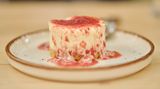 Kretischer Cheesecake – Kritikó tsiskéik      Zutaten:  Für den Boden  300 g Paximádi (kretischer Gerstenzwieback), 150 g Butter, 100 g Zucker, 1Ei  Für die Füllung  1 kg Mizíthra-Käse, gut abgetropft ,160 g Puderzucker, Mark von 1 Vanilleschote (oder 2 TL Vanilleextrakt), 100 g griechischer Joghurt, Abrieb von 1 unbehandelten Zitrone, 4 Eier      Zubereitung:      Für den Boden das Paximádi zerbröseln. Die Butter in einem Topf bei mittlerer Hitze zerlassen und über den Gerstenzwieback gießen. Zucker und Ei zugeben und alles gut vermengen. Den Boden einer Springform (Durchmesser 24 cm) mit Backpapier auslegen und den Rand fetten. Die Mischung auf dem Springformboden verteilen und mit einem Löffel gut festdrücken.  Den Backofen auf 170 °C Ober-/Unterhitze vorheizen.  Für die Füllung Mizíthra-Käse, Zucker und Vanillemark in einer Schüssel mit dem Handrührgerät auf niedriger Stufe cremig schlagen. Joghurt und Zitronenabrieb unter die Masse rühren. Zum Schluss die Eier verquirlen und unterheben.  Die Mizíthra-Mischung auf den Kuchenboden geben und glatt streichen. Die Form (vorsichtig) ein paarmal auf die Arbeitsfläche klopfen, damit eventuelle Luftbläschen verschwinden. Den Cheesecake im Backofen in etwa 1 Stunde goldbraun backen.  Den Cheesecake abkühlen lassen und nach Belieben pur oder mit Toppings servieren.