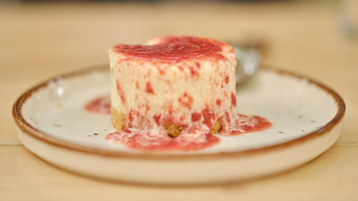 Kretischer Cheesecake – Kritikó tsiskéik      Zutaten:  Für den Boden  300 g Paximádi (kretischer Gerstenzwieback), 150 g Butter, 100 g Zucker, 1Ei  Für die Füllung  1 kg Mizíthra-Käse, gut abgetropft ,160 g Puderzucker, Mark von 1 Vanilleschote (oder 2 TL Vanilleextrakt), 100 g griechischer Joghurt, Abrieb von 1 unbehandelten Zitrone, 4 Eier      Zubereitung:      Für den Boden das Paximádi zerbröseln. Die Butter in einem Topf bei mittlerer Hitze zerlassen und über den Gerstenzwieback gießen. Zucker und Ei zugeben und alles gut vermengen. Den Boden einer Springform (Durchmesser 24 cm) mit Backpapier auslegen und den Rand fetten. Die Mischung auf dem Springformboden verteilen und mit einem Löffel gut festdrücken.  Den Backofen auf 170 °C Ober-/Unterhitze vorheizen.  Für die Füllung Mizíthra-Käse, Zucker und Vanillemark in einer Schüssel mit dem Handrührgerät auf niedriger Stufe cremig schlagen. Joghurt und Zitronenabrieb unter die Masse rühren. Zum Schluss die Eier verquirlen und unterheben.  Die Mizíthra-Mischung auf den Kuchenboden geben und glatt streichen. Die Form (vorsichtig) ein paarmal auf die Arbeitsfläche klopfen, damit eventuelle Luftbläschen verschwinden. Den Cheesecake im Backofen in etwa 1 Stunde goldbraun backen.  Den Cheesecake abkühlen lassen und nach Belieben pur oder mit Toppings servieren.