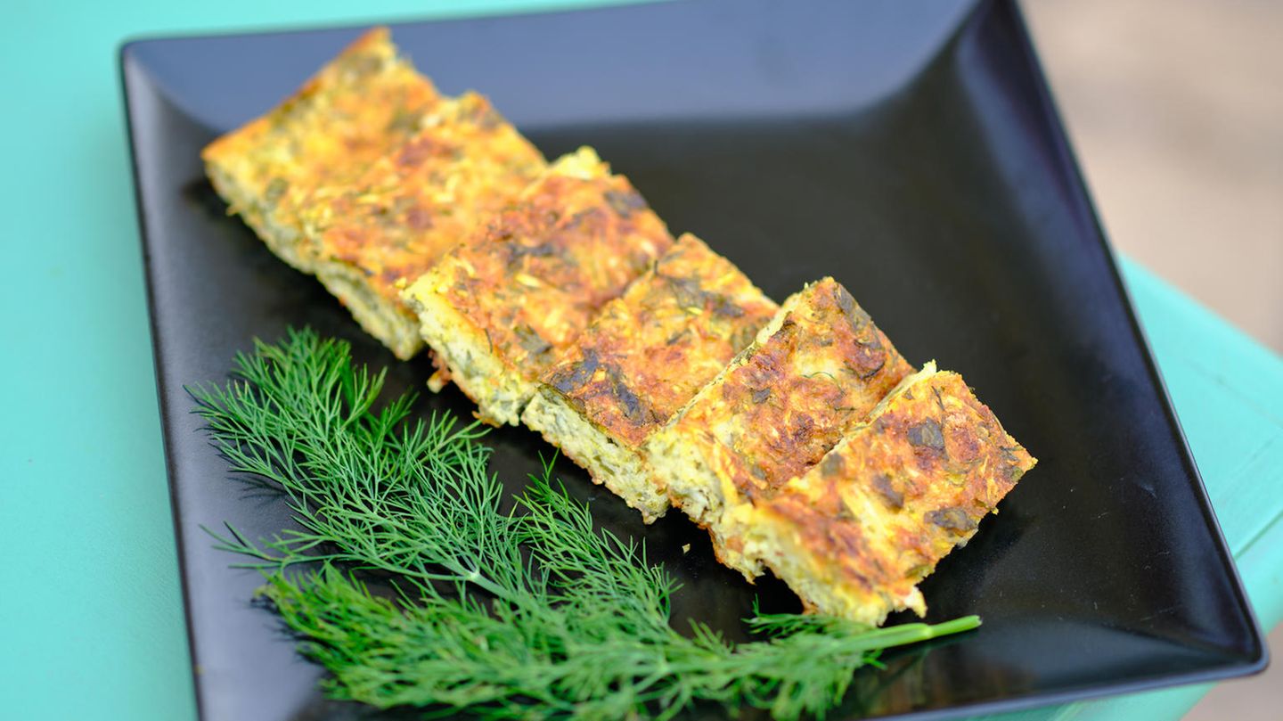 Kochbuch "Kreta": Kartoffel-Zucchini-Auflauf aus Chaniá – Chaniótiko bouréki Zutaten: 500 g Kartoffeln, 1 kg Zucchini, Salz, 6–7 EL Olivenöl, 2 reife Fleischtomaten, 3 EL fein gehackte Minze, 300 g Feta, zerbröselt, 300 g Mizíthra-Käse (oder Ricotta), 100 g griechischer Joghurt, frisch gemahlener schwarzer Pfeffer Zubereitung: Den Backofen auf 180 °C Ober-/Unterhitze vorheizen. Die Kartoffeln schälen. Zucchini und Kartoffeln mit einem Gemüse- hobel in sehr dünne Scheiben schneiden. Die Zucchini salzen und mit den Kartoffelscheiben in eine mit Olivenöl eingefettete Auf-aufform legen. Das Gemüse mit dem Olivenöl beträufeln. Die Tomaten auf einer Küchenreibe grob reiben, die Schale wegwerfen. Die Minze in eine Schüssel geben. Feta, Mizíthra-Käse und Joghurt hinzufügen, salzen und pfeffern und verrühren. Die Käsemischung auf den Kartoffel- und Zucchinischeiben verteilen. Die Auflaufform mit Alufolie abdecken und alles etwa 1 Stunde im Backofen garen. 15 Minuten vor Ende der Garzeit die Alufolie entfernen. Das fertige Bouréki etwas abkühlen lassen, in rechteckige Stücke schneiden und servieren. Kartoffel-Zucchini-Auflauf aus Chaniá – Chaniótiko bouréki Zutaten: 500 g Kartoffeln, 1 kg Zucchini, Salz, 6–7 EL Olivenöl, 2 reife Fleischtomaten, 3 EL fein gehackte Minze, 300 g Feta, zerbröselt, 300 g Mizíthra-Käse (oder Ricotta), 100 g griechischer Joghurt, frisch gemahlener schwarzer Pfeffer Zubereitung: Den Backofen auf 180 °C Ober-/Unterhitze vorheizen. Die Kartoffeln schälen. Zucchini und Kartoffeln mit einem Gemüse- hobel in sehr dünne Scheiben schneiden. Die Zucchini salzen und mit den Kartoffelscheiben in eine mit Olivenöl eingefettete Auf-aufform legen. Das Gemüse mit dem Olivenöl beträufeln. Die Tomaten auf einer Küchenreibe grob reiben, die Schale wegwerfen. Die Minze in eine Schüssel geben. Feta, Mizíthra-Käse und Joghurt hinzufügen, salzen und pfeffern und verrühren. Die Käsemischung auf den Kartoffel- und Zucchinischeiben verteilen. Die Auflaufform mit Alufolie abdecken und alles etwa 1 Stunde im Backofen garen. 15 Minuten vor Ende der Garzeit die Alufolie entfernen. Das fertige Bouréki etwas abkühlen lassen, in rechteckige Stücke schneiden und servieren.