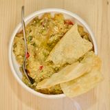 Auberginensalat – Melitzanosaláta      Zutaten:      1 kg mittelgroße Auberginen, 1 rote Spitzpaprika, 2 Knoblauchzehen, 2–3 EL Weißweinessig, 4 EL Olivenöl, 2 Frühlingszwiebeln, 1⁄2 Bund Petersilie, Salz, frisch gemahlener schwarzer Pfeffer      Zubereitung:      Den Backofen auf 180 °C Umluft vorheizen.  Die Auberginen mehrmals mit einem Messer einstechen, auf ein mit Backpapier ausgelegtes Backblech legen (etwas Platz für die Paprika lassen) und in den Backofen schieben. Anschließend auch die Spitzpaprika einstechen und nach etwa 10 Minuten zu den Auberginen auf das Blech legen.  Sobald die Auberginen und die Paprika weich sind (nach etwa 30 Minuten), aus dem Ofen nehmen und abkühlen lassen. Anschließend schälen und nach Belieben klein schneiden oder in einem Mixer pürieren und in eine Schüssel geben.  Durchgepressten Knoblauch, Weißweinessig und Olivenöl hinzu- fügen und alles gut vermischen. Frühlingszwiebeln und Petersilie fein hacken und unterrühren.  Das Püree mit Salz und Pfeffer abschmecken und servieren.