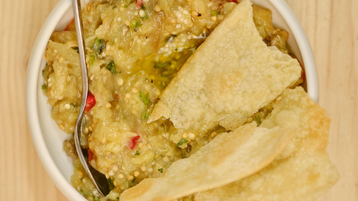 Auberginensalat – Melitzanosaláta      Zutaten:      1 kg mittelgroße Auberginen, 1 rote Spitzpaprika, 2 Knoblauchzehen, 2–3 EL Weißweinessig, 4 EL Olivenöl, 2 Frühlingszwiebeln, 1⁄2 Bund Petersilie, Salz, frisch gemahlener schwarzer Pfeffer      Zubereitung:      Den Backofen auf 180 °C Umluft vorheizen.  Die Auberginen mehrmals mit einem Messer einstechen, auf ein mit Backpapier ausgelegtes Backblech legen (etwas Platz für die Paprika lassen) und in den Backofen schieben. Anschließend auch die Spitzpaprika einstechen und nach etwa 10 Minuten zu den Auberginen auf das Blech legen.  Sobald die Auberginen und die Paprika weich sind (nach etwa 30 Minuten), aus dem Ofen nehmen und abkühlen lassen. Anschließend schälen und nach Belieben klein schneiden oder in einem Mixer pürieren und in eine Schüssel geben.  Durchgepressten Knoblauch, Weißweinessig und Olivenöl hinzu- fügen und alles gut vermischen. Frühlingszwiebeln und Petersilie fein hacken und unterrühren.  Das Püree mit Salz und Pfeffer abschmecken und servieren.