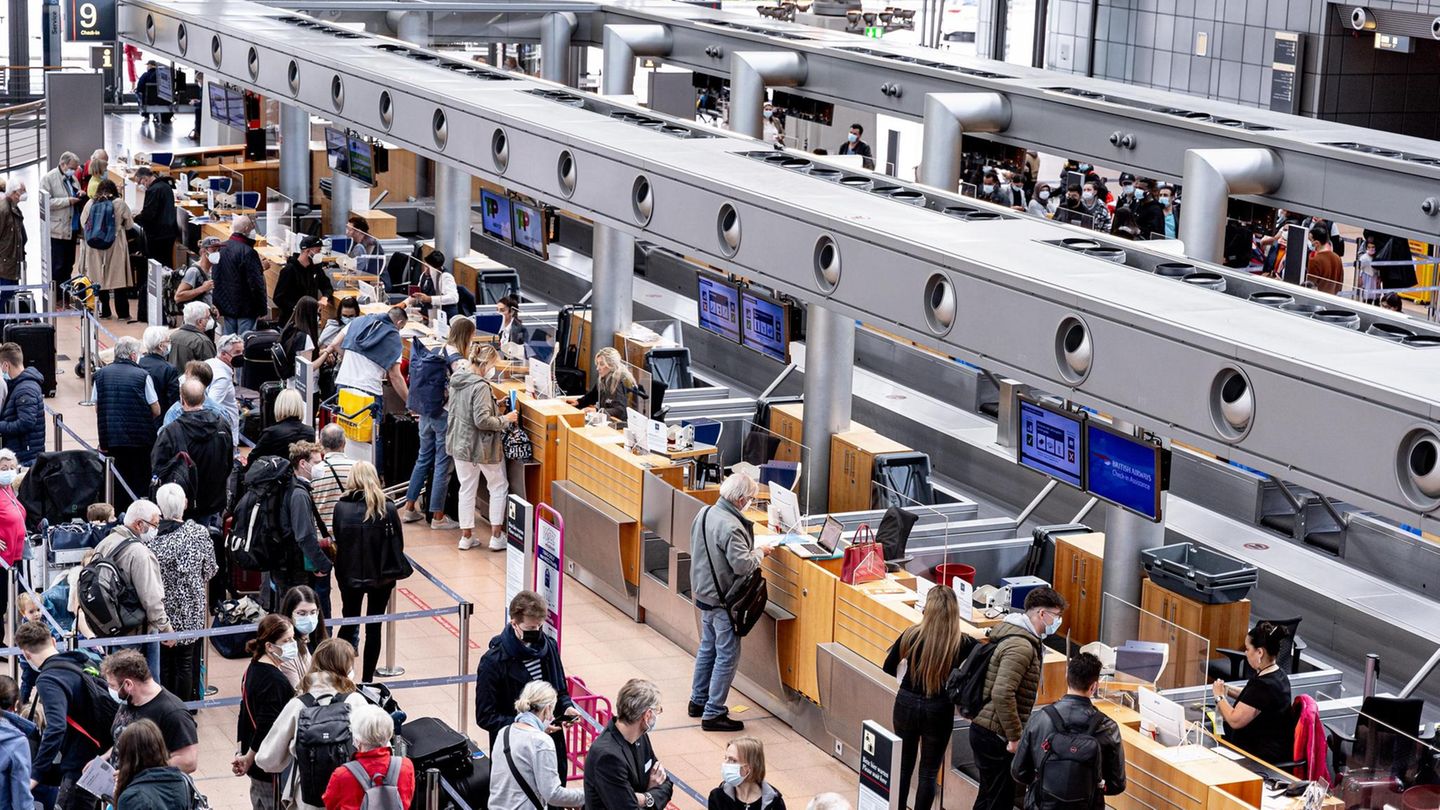 Check-in at Hamburg Airport: Many Lufthansa flights are cancelled