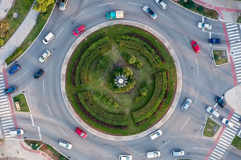 Verkehrsrätsel: Zweispuriger Kreisverkehr – so verhalten Sie sich richtig