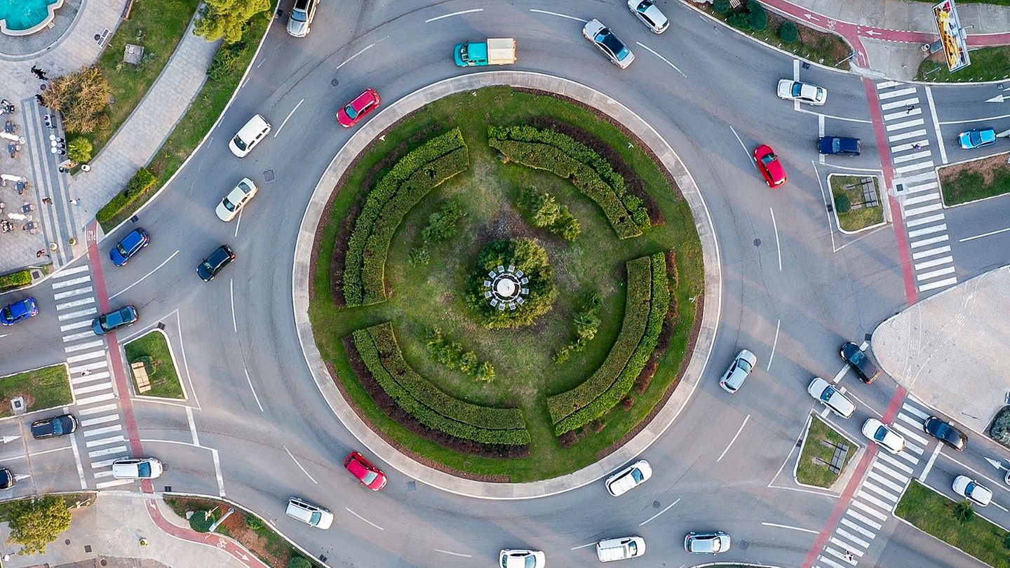 Two-lane roundabout: do you know how to behave correctly?
