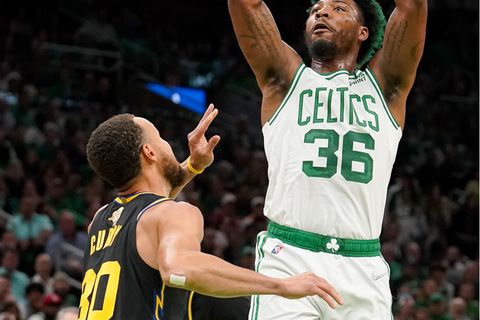 Marcus Smart (r.) von den Boston Celtics wirft neben Stephen Curry von Golden State