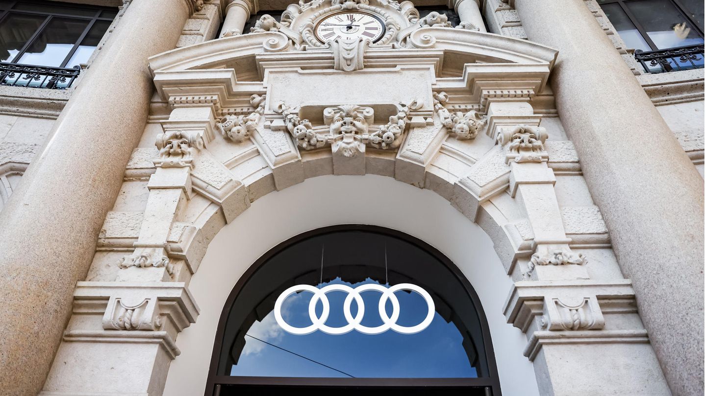 Audi-Symbol leuchtet an einer Hausfassade