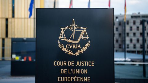 EU: Eine Tafel mit der Aufschrift "Cour de Justice de l'Union Européenne" vor dem Europäischen Gerichtshof