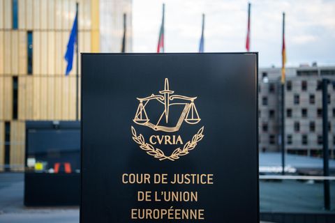 EU: Eine Tafel mit der Aufschrift "Cour de Justice de l'Union Européenne" vor dem Europäischen Gerichtshof