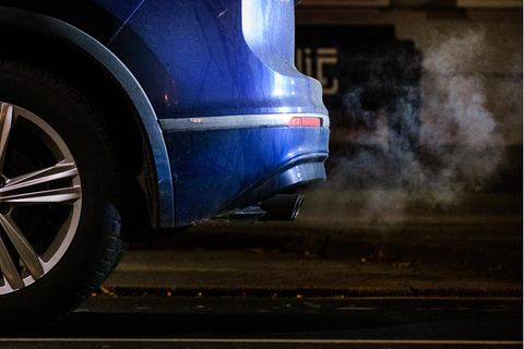Abgase kommen aus dem Auspuff eines Autos