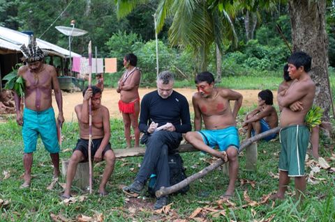Der britische Journalist Dom Phillips macht umgeben von Indigenen Notizen