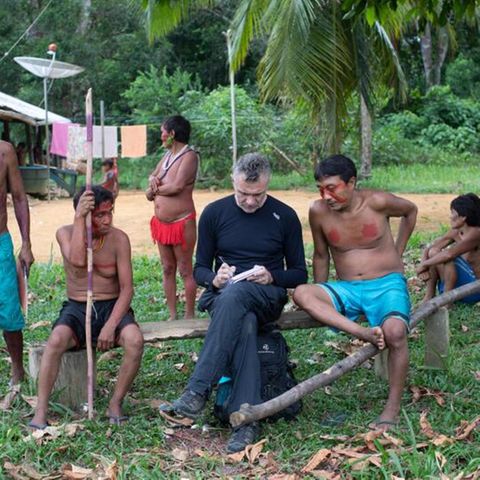 Der britische Journalist Dom Phillips macht umgeben von Indigenen Notizen