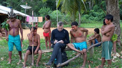 Der britische Journalist Dom Phillips macht umgeben von Indigenen Notizen