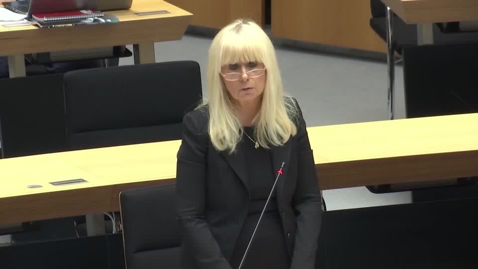 Video: Berliner Innensenatorin - Amoklauf einer psychisch beeinträchtigten Person Video: Berliner Innensenatorin - Amoklauf einer psychisch beeinträchtigten Person