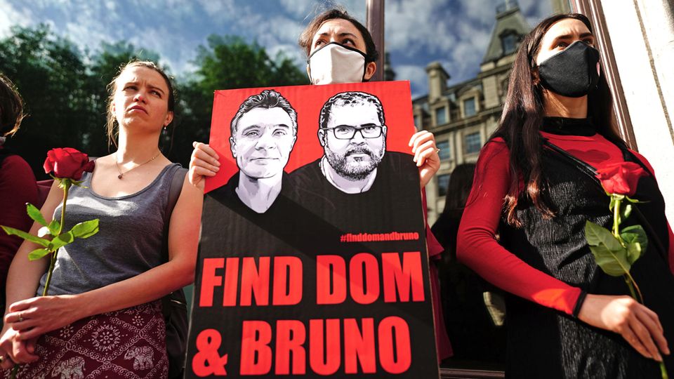 Menschen nehmen an einer Mahnwache vor der brasilianischen Botschaft in London für Dom Phillips und Bruno Araujo Pereira teil