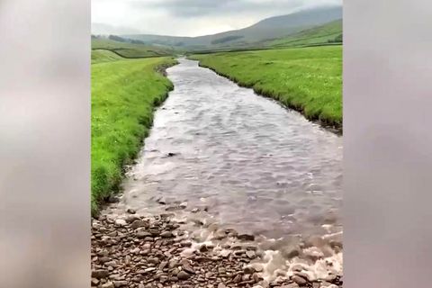 Die Wassermassen kommen: Trockenes Flussbett wird in Minuten zu einem fließenden Strom