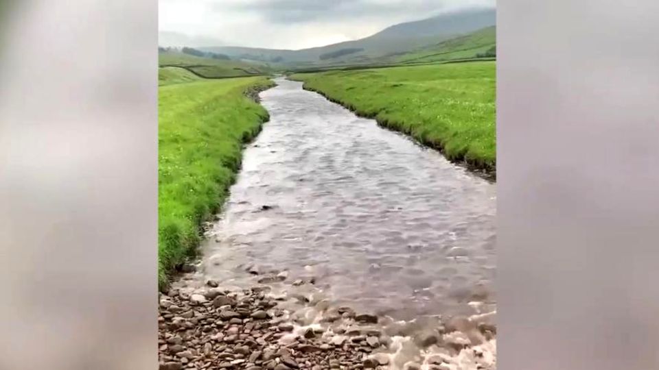 Die Wassermassen kommen: Trockenes Flussbett wird in Minuten zu einem fließenden Strom Die Wassermassen kommen: Trockenes Flussbett wird in Minuten zu einem fließenden Strom