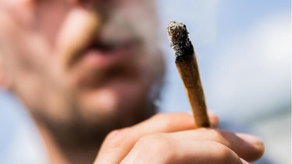Ein Mann raucht Cannabis