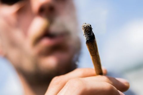 Ein Mann raucht Cannabis