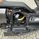 Wenn man ein Ladekabel mitnimmt und kein zusätzliches 
Top Case hat, dann ist der Platz für den Helm belegt