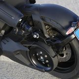 Der kompakte Elektromotor sitzt hinten