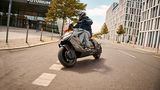 Der BMW CE 04 ist wendiger als man vermutet