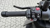 Das Infotainment wird mit per Drehrad gesteuert