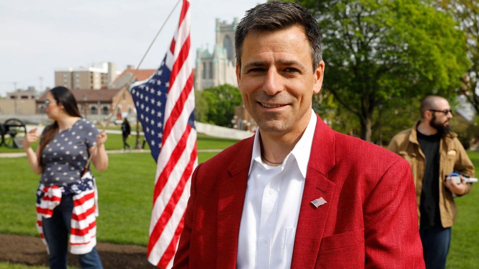US-Anhörungen zum 6. Januar: Der republikanische Gouverneurskandidat von Michigan, Ryan Kelley, ist im Zusammenhang mit dem Sturm auf das Capitol in Washington festgenommen worden. Der republikanische Gouverneurskandidat von Michigan, Ryan Kelley, ist im Zusammenhang mit dem Sturm auf das Capitol in Washington festgenommen worden.