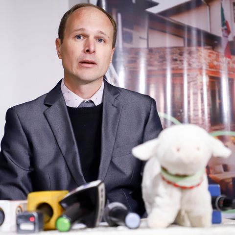 Deutscher Anwalt Stephan Schultheiss während einer Pressekonferenz