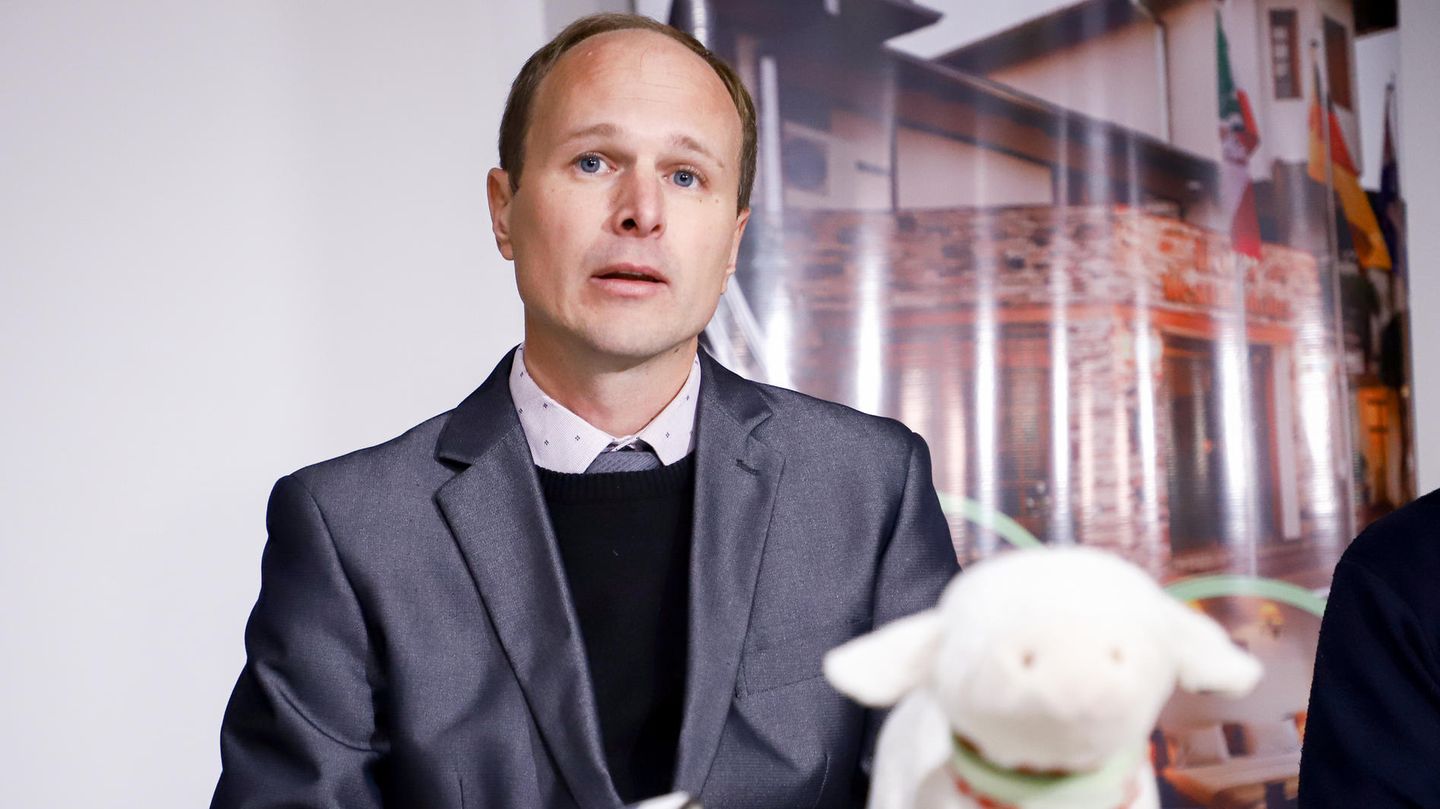 Deutscher Anwalt Stephan Schultheiss während einer Pressekonferenz