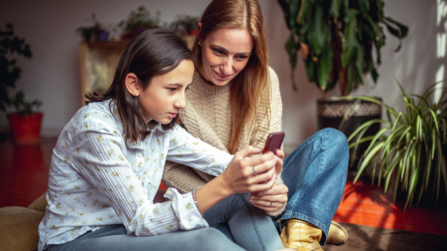 In vielen Familien sind Handynutzung und soziale Medien ein Thema (Symbolbild)