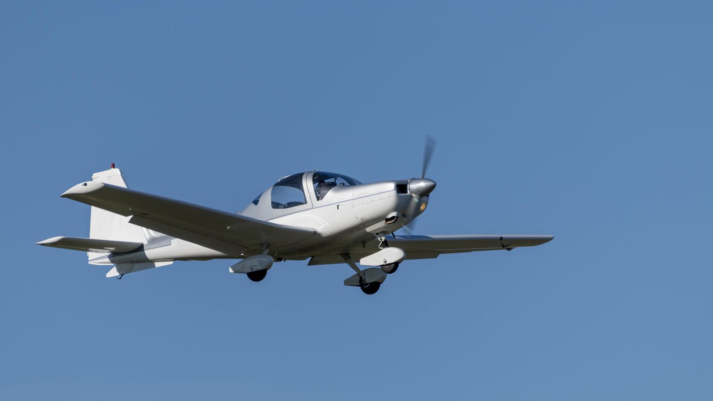 Ein Kleinflugzeug fliegt in der Luft