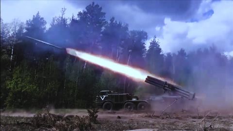 Mit Werfern vom Typ BM-27 Uragan beschießt Russland die ukrainischen Stellungen. 